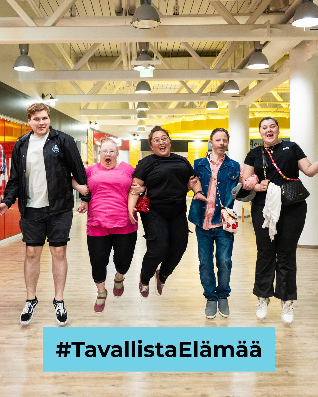 Joukko ihmisiä hyppää yhdessä ilmaan,
