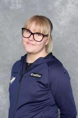 Eveliina Friman tummansinisessä työasussa.